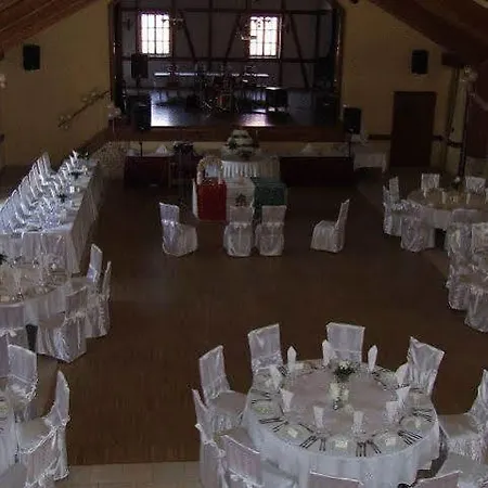 Falukozpont Hotel Újhartyán